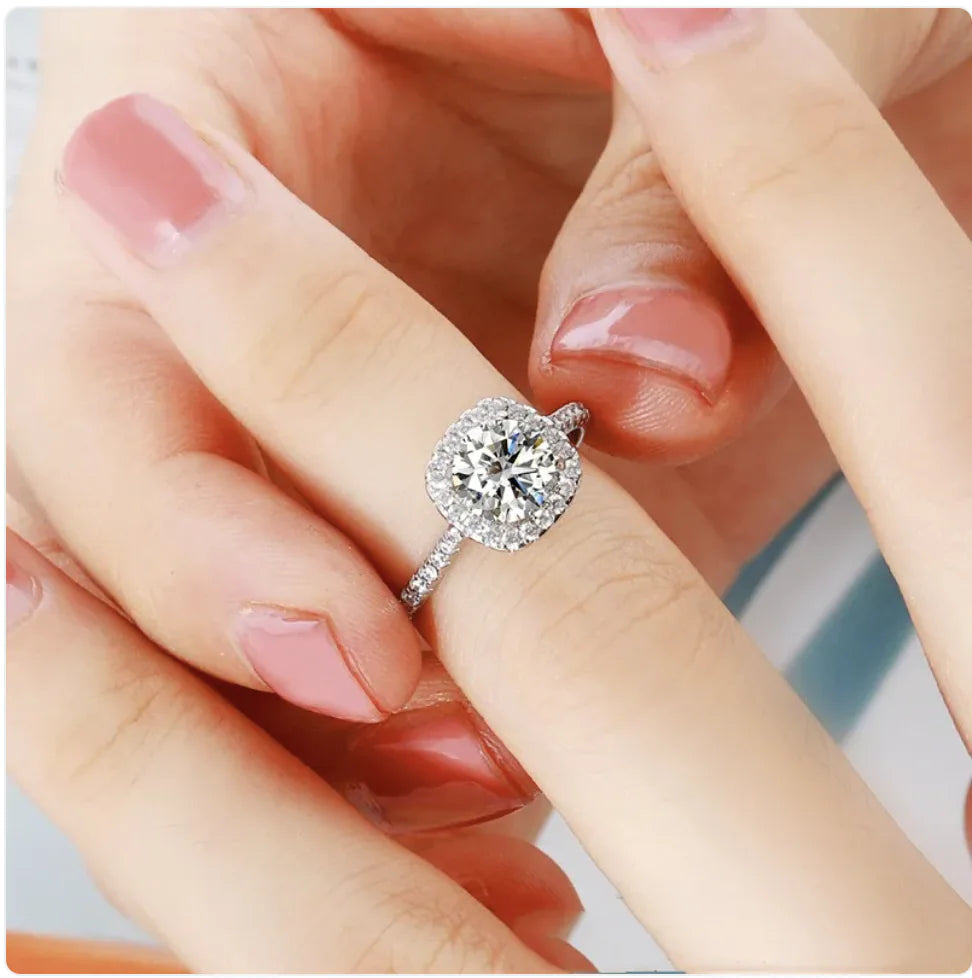 Women’s Fashion Ring with Six-Prong Design